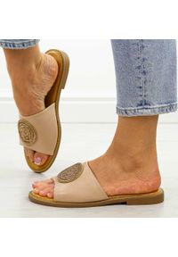 Beżowe płaskie klapki damskie Filippo Dk6217/25. Kolor: beżowy. Materiał: skóra. Wzór: aplikacja. Sezon: lato, wiosna. Styl: elegancki