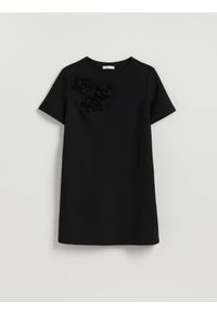 Reserved - Sukienka z kwiatową aplikacją - czarny. Kolor: czarny. Materiał: dzianina. Wzór: kwiaty, aplikacja. Typ sukienki: proste #1