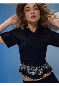Sinsay - Bawełniana koszula z haftowanym wykończeniem dołu - czarny. Kolor: czarny. Materiał: bawełna. Wzór: haft #1