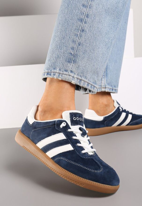 Renee - Granatowe Sneakersy ze Skóry Naturalnej na Płaskiej Podeszwie Wykończone Paskami Navinda. Okazja: na spotkanie biznesowe, na co dzień. Zapięcie: pasek. Kolor: niebieski. Materiał: skóra. Obcas: na płaskiej podeszwie