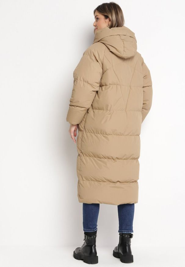 Born2be - Ciemnobeżowa Długa Kurtka Pikowana Płaszcz na Zamek z Kapturem Lesea. Okazja: na co dzień. Typ kołnierza: kaptur. Kolor: beżowy. Materiał: dzianina, jeans. Długość: długie. Styl: casual, elegancki