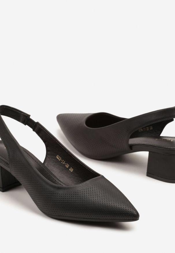 Born2be - Czarne Sandały Slingback Vices na Słupku Zdobione Perforacją Telanisia. Okazja: na co dzień. Nosek buta: szpiczasty. Kolor: czarny. Materiał: jeans. Wzór: aplikacja. Obcas: na słupku. Styl: casual, elegancki
