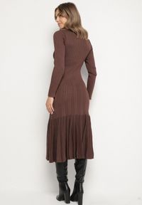Born2be - Brązowa Taliowana Sukienka z Wiskozą z Guzikami i Rozkloszowanym Dołem Faratila. Okazja: na co dzień. Kolor: brązowy. Materiał: wiskoza. Styl: casual, klasyczny, elegancki