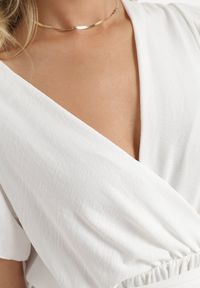 Born2be - Biała Kopertowa Sukienka z Asymetrycznym Dołem Ozdobiona Falbanką z Paskiem w Talii Snidia. Okazja: na co dzień, na spacer. Kolor: biały. Wzór: aplikacja. Sezon: lato. Typ sukienki: asymetryczne, kopertowe. Styl: casual, elegancki, klasyczny #3