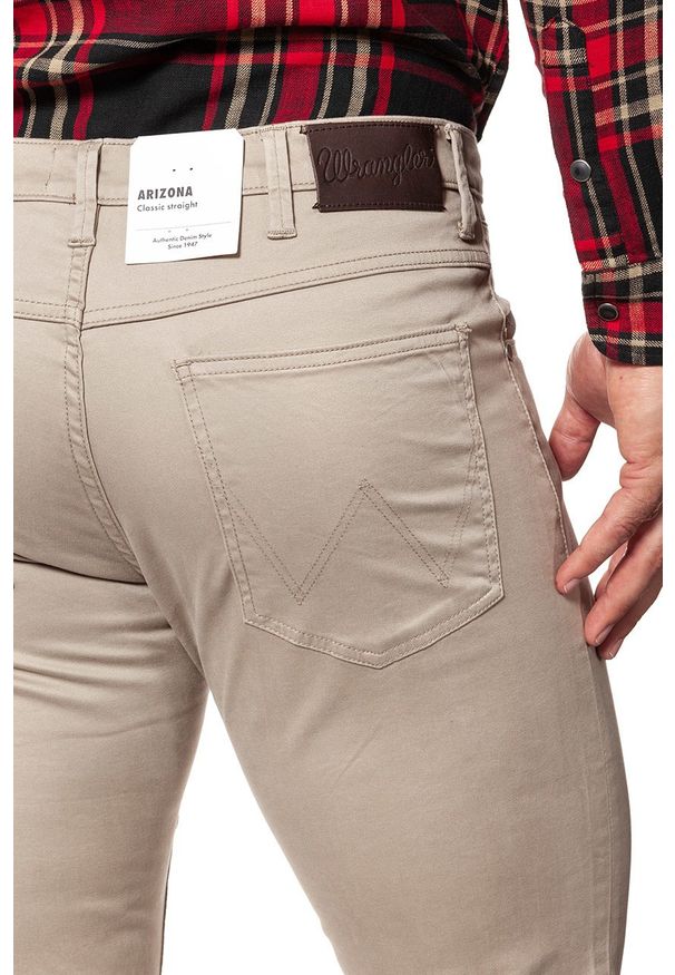 Wrangler - WRANGLER SPODNIE MĘSKIE ARIZONA DESERT TAUPE W12ORW227 112126446. Materiał: materiał