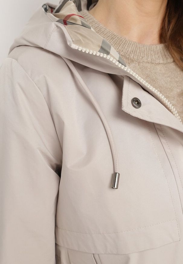 Born2be - Jasnobeżowa Kurtka Parka z Kapturem i Kieszeniami z Możliwością Ściągnięcia w Talii Kailisse. Okazja: na co dzień. Typ kołnierza: kaptur. Kolor: beżowy. Materiał: jeans. Styl: casual, klasyczny