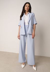 Born2be - Jasnoniebieski Garniturowy Komplet Marynarka na Krótki Rękaw i Szerokie Spodnie Amalilia. Kolor: niebieski. Materiał: szyfon #2