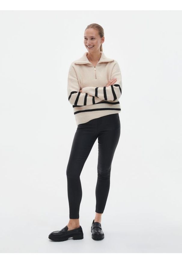 Reserved - Woskowane spodnie slim - czarny. Kolor: czarny. Materiał: wiskoza, tkanina