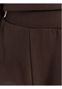 Guess Spodnie dresowe V6RB15 K9V31 Brązowy Regular Fit. Kolor: brązowy. Materiał: bawełna #3
