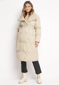Born2be - Beżowa Kurtka Płaszcz Zapinana na Napy Ukryte pod Plisą z Kieszeniami i Paskiem Ritallas. Typ kołnierza: kołnierzyk stójkowy. Kolor: beżowy. Materiał: materiał. Długość: długie. Sezon: zima #1