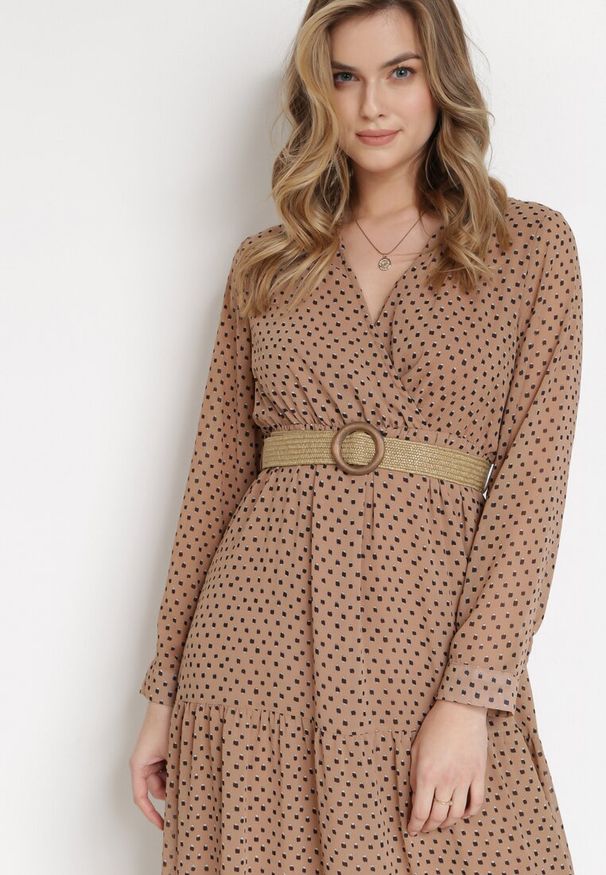 Born2be - Ciemnobeżowa Sukienka Z Paskiem Deinene. Kolor: beżowy. Materiał: materiał. Typ sukienki: kopertowe. Długość: maxi