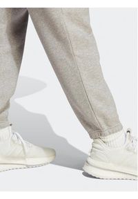 Adidas - adidas Spodnie dresowe All SZN Fleece IJ6882 Szary Regular Fit. Kolor: szary. Materiał: bawełna #5