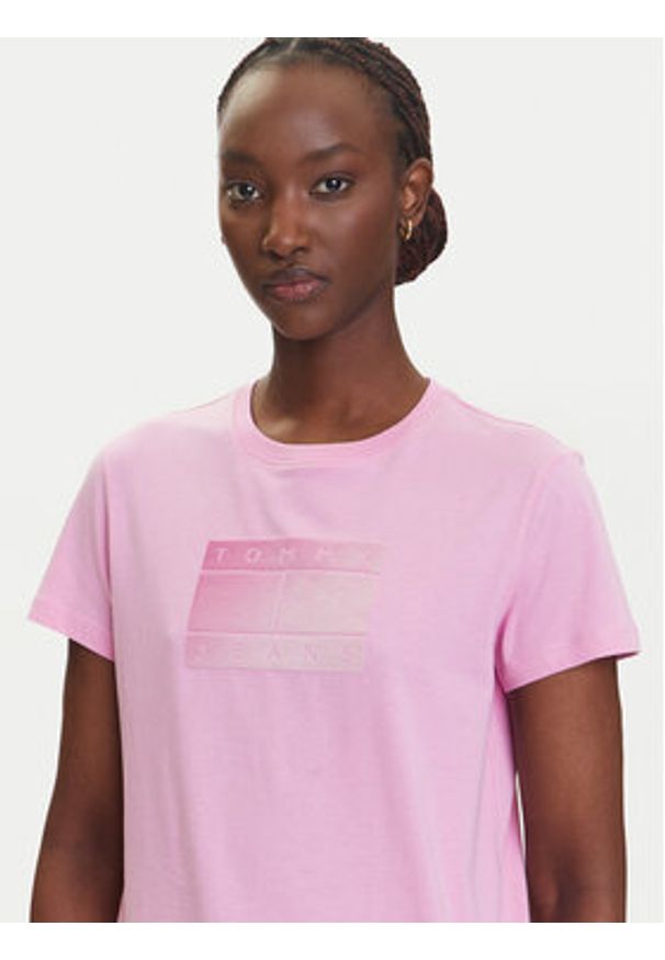 Tommy Jeans T-Shirt Gradient Flag DW0DW20905 Różowy Regular Fit. Kolor: różowy. Materiał: bawełna. Wzór: gradientowy