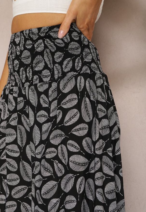 Renee - Czarne Bawełniane Spodnie z Szerokimi Nogawkami 7/8 i Gumką w Pasie Elenthe. Kolor: czarny. Materiał: bawełna. Wzór: aplikacja