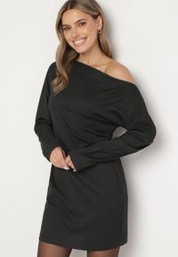 Born2be - Ciemnoszara Asymetryczna Sukienka z Wiskozą z Dekoltem w Łódkę i Marszczeniem przy Talii Sofilda. Okazja: na co dzień. Typ kołnierza: dekolt w łódkę. Kolor: szary. Materiał: wiskoza. Długość rękawa: długi rękaw. Typ sukienki: asymetryczne. Styl: casual, klasyczny, wizytowy #1