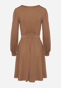 Born2be - Brązowa Rozkloszowana Sukienka z Wiskozą Selithiel. Okazja: na wesele, na ślub cywilny, na imprezę. Typ kołnierza: dekolt w serek. Kolor: brązowy. Materiał: wiskoza. Styl: elegancki #6