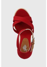 U.S. Polo Assn. sandały damskie kolor czerwony na koturnie. Zapięcie: klamry. Kolor: czerwony. Materiał: materiał. Wzór: gładki. Obcas: na koturnie #3