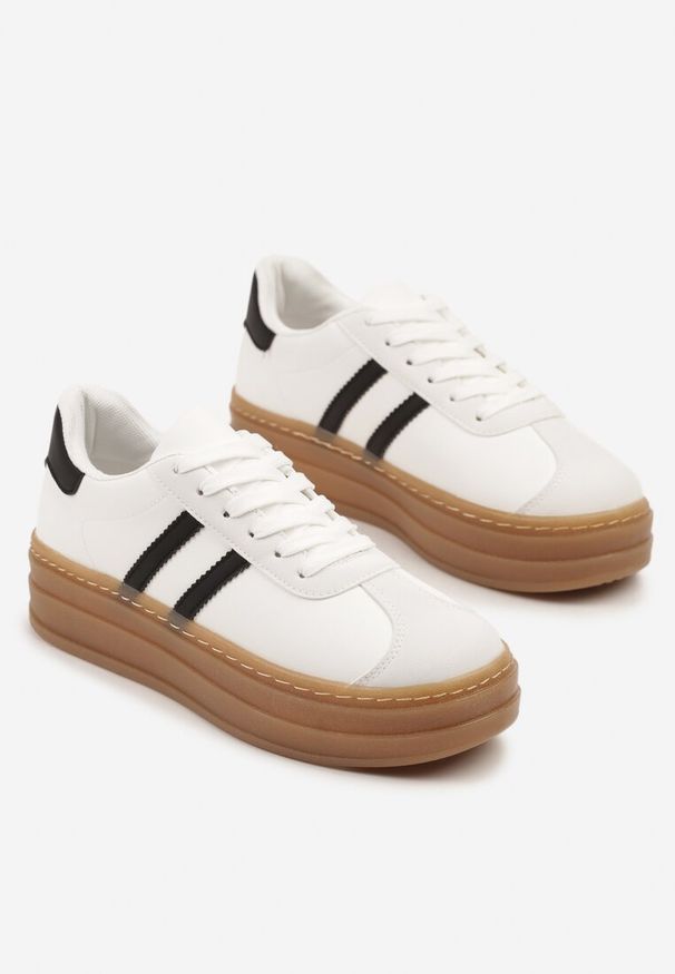 Renee - Białe Sneakersy na Tłoczonej Platformie Ozdobione Paskami Felainora. Okazja: na co dzień, na spacer. Zapięcie: pasek. Kolor: biały. Wzór: aplikacja. Obcas: na platformie. Sport: turystyka piesza