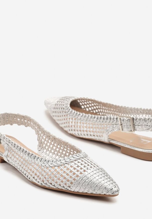 Born2be - Srebrne Sandały Slingback z Noskiem w Szpic z Ażurowej Plecionki Tillirune. Okazja: na co dzień. Kolor: srebrny. Materiał: len, jedwab. Wzór: ażurowy. Obcas: na obcasie. Styl: casual, elegancki. Wysokość obcasa: niski