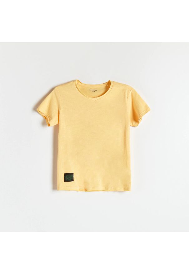 Reserved - Bawełniany t-shirt z naszywką - Pomarańczowy. Kolor: pomarańczowy. Materiał: bawełna. Wzór: aplikacja