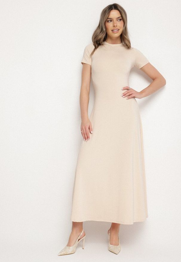 Born2be - Jasnobeżowa Sukienka o Taliowanym Kroju z Krótkim Rękawem Liravise. Okazja: na co dzień. Kolor: beżowy. Długość rękawa: krótki rękaw. Sezon: wiosna, lato. Typ sukienki: rozkloszowane. Styl: klasyczny, casual, elegancki
