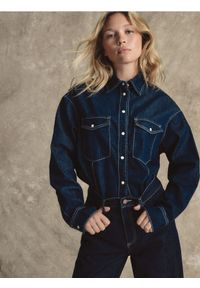 Reserved - Jeansowa koszula oversize - granatowy. Kolor: niebieski. Materiał: jeans