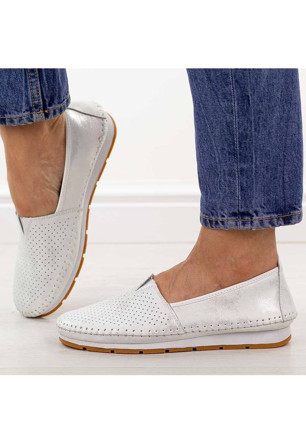 Srebrne skórzane półbuty damskie S.Barski 7049. Okazja: na co dzień. Kolor: srebrny. Materiał: skóra. Szerokość cholewki: normalna. Sezon: wiosna, jesień, lato. Styl: casual, elegancki, klasyczny