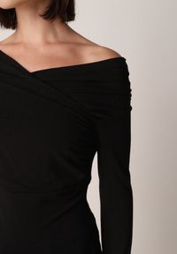 Born2be - Czarna Bluzka z Bawełną Dekoltem Typu Łódka i Marszczeniem Typhatos. Okazja: na co dzień. Kolor: czarny. Materiał: bawełna. Styl: casual, elegancki #8