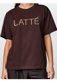 Sinsay - Koszulka z haftowanym napisem - brązowy. Kolor: brązowy. Wzór: haft, napisy #1