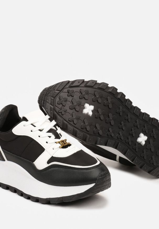 Renee - Czarne Sneakersy na Platformie z Ozdobną Wstawką na Sznurowadłach Amirora. Okazja: na co dzień. Nosek buta: okrągły. Zapięcie: sznurówki. Kolor: czarny. Materiał: jeans, materiał. Obcas: na platformie. Wysokość obcasa: niski