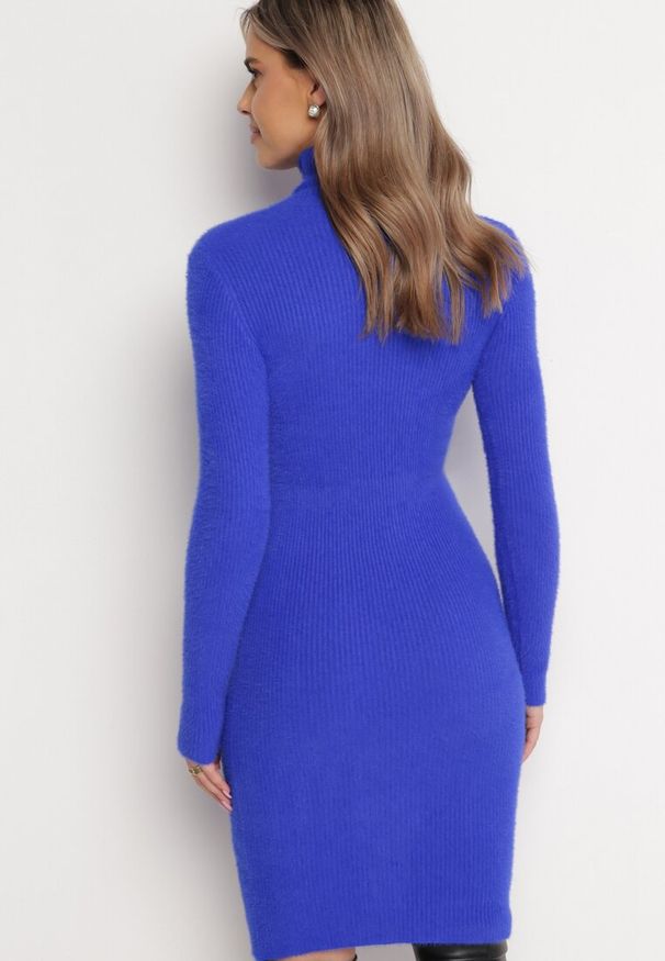 Born2be - Granatowa Sweterkowa Puchata Sukienka Midi z Wełny z Golfem Sebhat. Typ kołnierza: golf. Kolor: niebieski. Materiał: wełna. Długość: midi