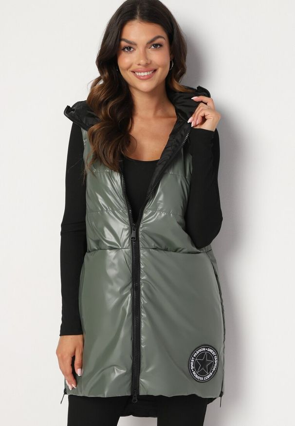 Born2be - Zielona Kamizelka Długa z Kapturem Ozdobiona Naszywką Zapinana na Napy Nevettea. Okazja: na co dzień. Typ kołnierza: kaptur. Kolor: zielony. Długość: długie. Wzór: aplikacja. Styl: elegancki, casual