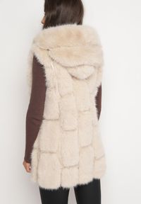 Born2be - Beżowa Kamizelka Futrzana z Kapturem Sophal. Typ kołnierza: kaptur. Kolor: beżowy. Materiał: futro #5