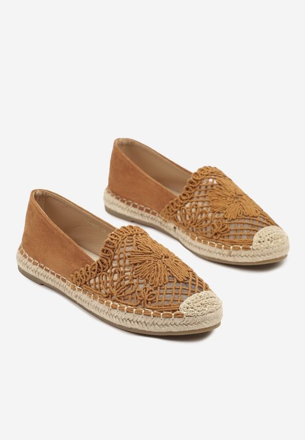 Born2be - Jasnobrązowe Espadryle z Ażurowym Zdobieniem i Plecioną Podeszwą Nusailia. Okazja: na co dzień. Kolor: brązowy. Wzór: aplikacja, ażurowy. Sezon: lato, wiosna. Obcas: na obcasie. Styl: elegancki, boho, casual. Wysokość obcasa: niski