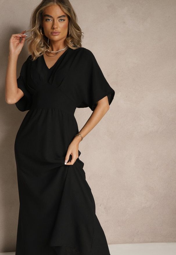 Renee - Czarna Sukienka z Bawełną i Marszczoną Górą Filaviela. Okazja: na spacer, na co dzień. Typ kołnierza: dekolt w serek. Kolor: czarny. Materiał: bawełna. Długość rękawa: krótki rękaw. Sezon: lato. Styl: casual