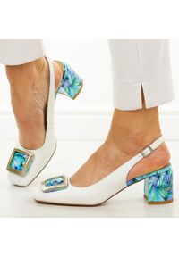 Białe skórzane sandały damskie DiA 2018. Okazja: na wesele, na ślub cywilny. Kolor: biały. Szerokość cholewki: normalna. Wzór: kolorowy, aplikacja. Materiał: skóra. Sezon: wiosna, lato. Obcas: na obcasie. Styl: klasyczny, elegancki. Wysokość obcasa: średni #1