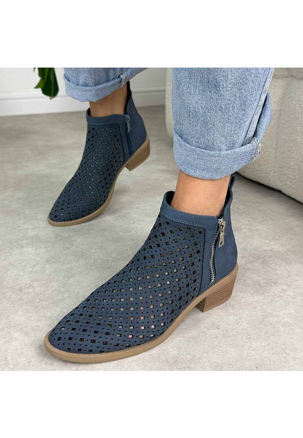 Niebieskie botki damskie na obcasie M.Daszyński 2353-17. Kolor: złoty. Materiał: skóra. Szerokość cholewki: normalna. Sezon: wiosna, jesień, lato. Obcas: na obcasie. Styl: elegancki, klasyczny. Wysokość obcasa: niski