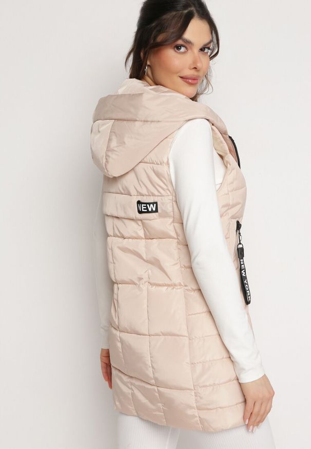 Born2be - Jasnobeżowa Pikowana Kamizelka Bezrękawnik z Kieszeniami i Wysokim Kołnierzem Bellamis. Kolor: beżowy. Długość rękawa: bez rękawów. Styl: elegancki