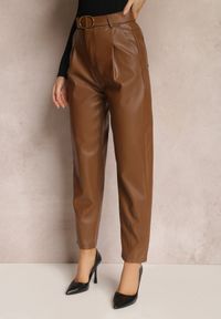 Renee - Brązowe Spodnie z Imitacji Skóry z Paskiem Sega. Stan: podwyższony. Kolor: brązowy. Materiał: skóra