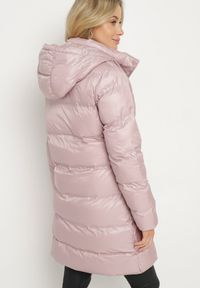 Born2be - Różowa Pikowana Kurtka o Długim Kroju z Kapturem Kieszeniami i Dwustronnym Suwakiem Sanarose. Okazja: na spacer, na co dzień. Typ kołnierza: kaptur. Kolor: różowy. Materiał: dzianina, jeans. Długość: długie. Wzór: aplikacja. Styl: casual, elegancki #4