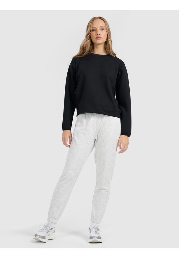 4f - 4F Bluza dresowa nierozpinana bez kaptura damska - czarna L. Okazja: na co dzień. Typ kołnierza: bez kaptura. Kolor: czarny. Materiał: dresówka. Wzór: gładki. Styl: casual