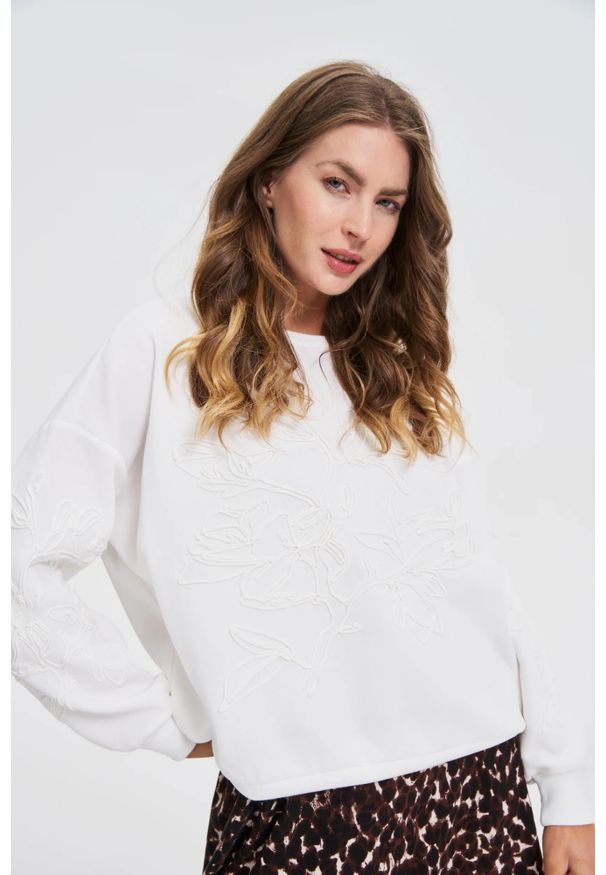 MOODO - Bluza z aplikacją biała. Kolor: biały. Materiał: poliester, bawełna. Wzór: aplikacja