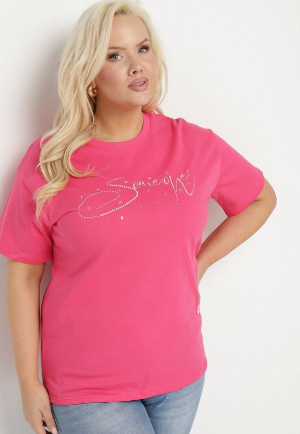 Born2be - Różowy Bawełniany T-shirt z Ozdobnym Napisem i Cyrkoniami Olisandra. Okazja: na co dzień. Kolekcja: plus size. Kolor: różowy. Materiał: bawełna. Wzór: napisy. Styl: klasyczny, casual