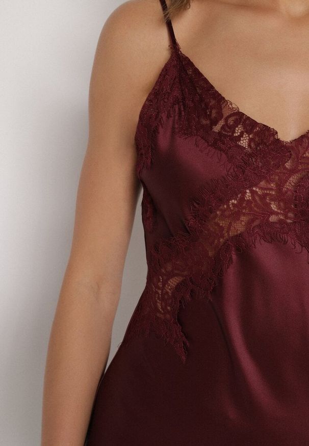 Born2be - Bordowa Asymetryczna Sukienka z Satyny Ozdobiona Koronką Monivea. Okazja: na co dzień. Kolor: czerwony. Materiał: satyna, koronka. Długość rękawa: na ramiączkach. Wzór: koronka, aplikacja. Typ sukienki: asymetryczne. Styl: klasyczny, casual
