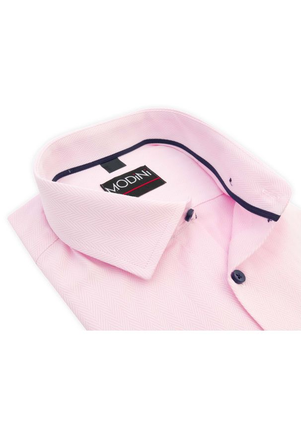 Modini - Jasnoróżowa koszula męska w jodełkę Y32. Kolor: różowy. Materiał: bawełna, poliester, tkanina. Wzór: jodełka