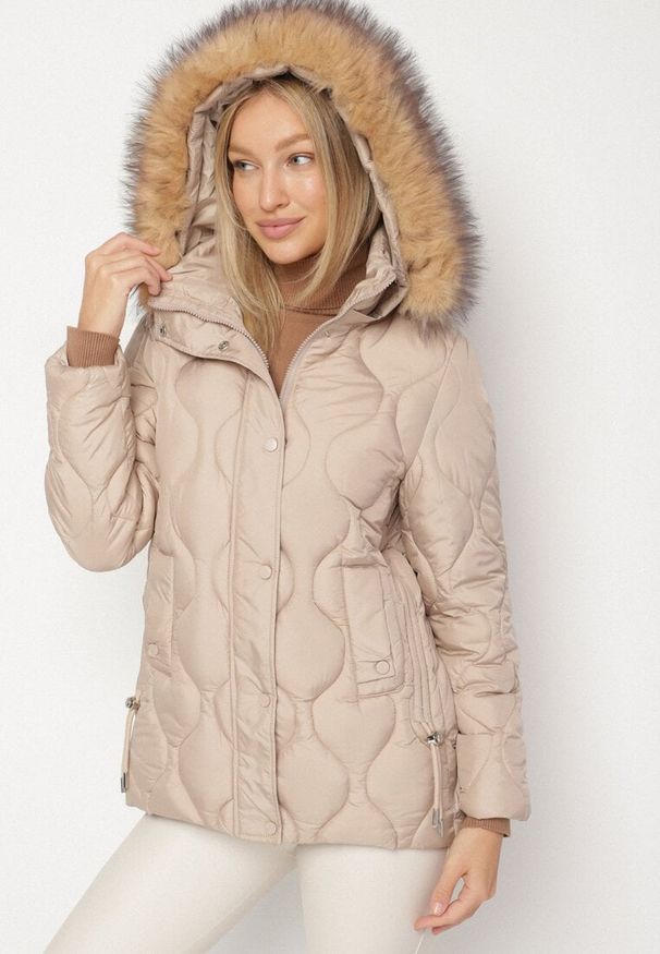 Born2be - Ciemnobeżowa Pikowana Kurtka o Pudełkowym Kroju z Odpinanym Kapturem z Futrem Lilssia. Okazja: na co dzień. Kolor: beżowy. Materiał: futro. Styl: klasyczny, casual, elegancki
