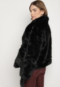 Born2be - Czarna Jednorzędowa Kurtka Futerko z Szerokim Kołnierzem Conellia. Okazja: na co dzień. Kolor: czarny. Materiał: futro. Styl: casual, elegancki #7