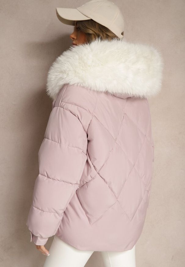 Renee - Różowa Kurtka Pikowana z Kapturem i Odpinanymi Futerkowymi Wstawkami Izafera. Okazja: na co dzień. Typ kołnierza: kaptur. Kolor: różowy. Materiał: jeans. Styl: elegancki, casual
