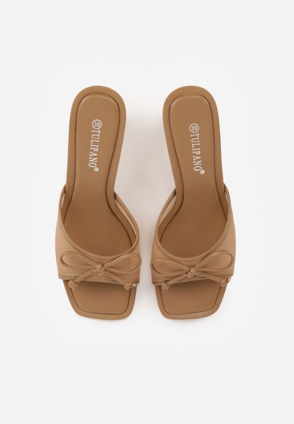 Born2be - Ciemnobeżowe Siateczkowe Klapki na Szpilce Ozdobione Kokardą Vikisae. Okazja: na co dzień. Kolor: beżowy. Materiał: jeans. Wzór: aplikacja. Obcas: na szpilce. Styl: casual