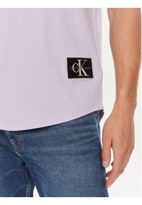 Calvin Klein Jeans T-Shirt J30J323482 Fioletowy Regular Fit. Kolor: fioletowy. Materiał: bawełna #5